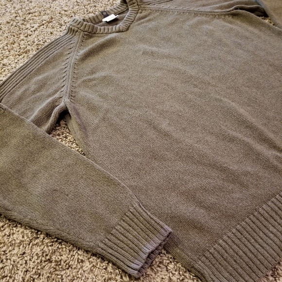 Columbia V Neck Sweater. - Picture 4 of 8